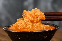 經(jīng)過包裝機(jī)包裝后的蟹黃醬